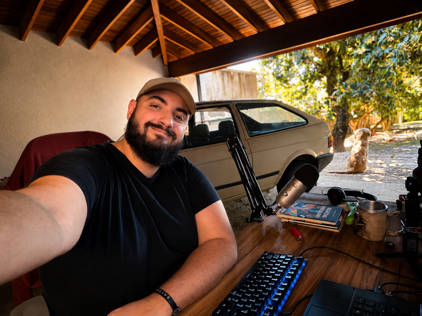 Matheusão trabalhando em sua garagem no sítio.